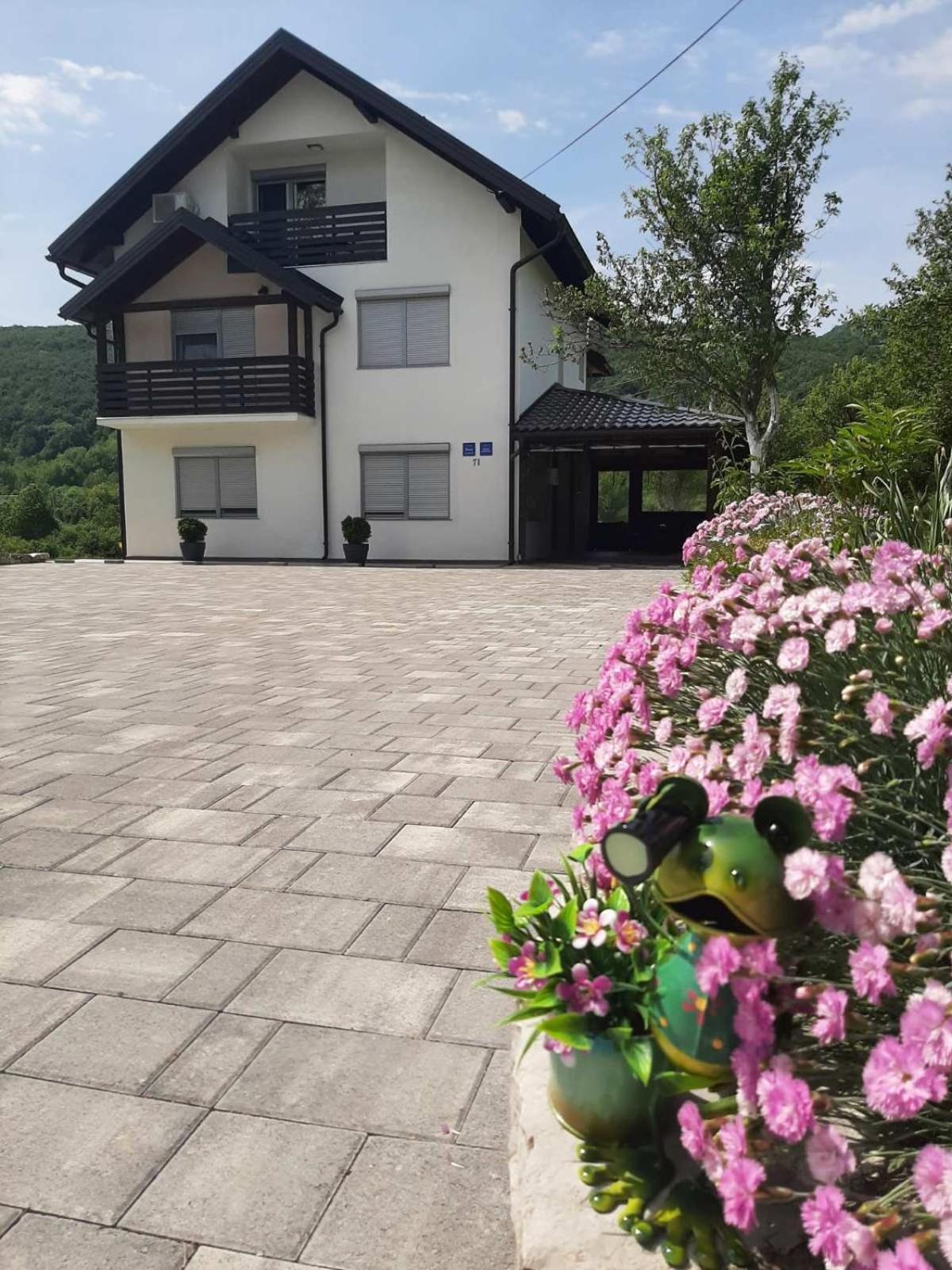 Apartments Paradise Licko Petrovo Selo Εξωτερικό φωτογραφία
